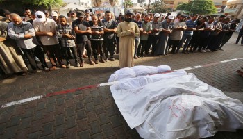 تشييع عدد من الشهداء في مستشفى شهداء الاقصى بغزة